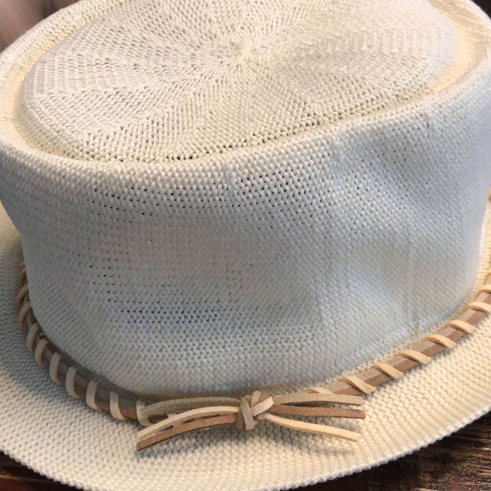 Beautifully crocheted summer brim hat - Picture 10 of 10